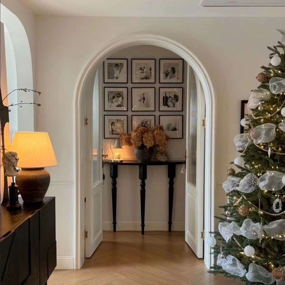 Traditional French Half-Circle Pine Wood Console Table For Entryways